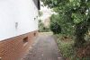 VERKAUFT! Kleines Haus mit großem Charme und traumhaftem Garten! - in beliebter Lage von Offenbach Lindenfeld - Einfahrt Frontansicht