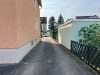 Wohnen & Vermieten in Mühlheim – Dreifamilienhaus mit Platz für Ihre Pläne - Einfahrt