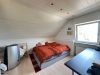 Wohnen & Vermieten in Mühlheim – Dreifamilienhaus mit Platz für Ihre Pläne - Schlafzimmer DG