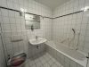 Wohnen auf zwei Ebenen: 3,5-Zimmer-Maisonette in Babenhausen - Badezimmer Obergeschoss