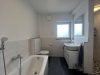 Moderne 4-Zimmerwohnung mit Balkon & Aufzug in zentraler Lage von Obertshausen. - Tageslichtbad