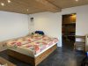 Attraktives Wohnensemble mit zwei Häusern und vier Wohneinheiten in Feldrandlage von Limeshain - Schlafzimmer EG Altbau