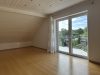Kleine Wohlfühloase: 3-Zimmer-Dachgeschosswohnung in Offenbach-Rosenhöhe - Wohn- und Essbereich