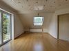 Kleine Wohlfühloase: 3-Zimmer-Dachgeschosswohnung in Offenbach-Rosenhöhe - Wohn- und Essbereich Ansicht