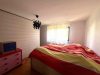 Großzügiger Bungalow in ruhiger Wohnlage – viel Platz für Familie, Wohnen und Arbeiten - Elternschlafzimmer mit Ankleidebereich (dahinter)