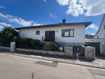 Großzügiger Bungalow in ruhiger Wohnlage – viel Platz für Familie, Wohnen und Arbeiten, 64832 Babenhausen, Bungalow